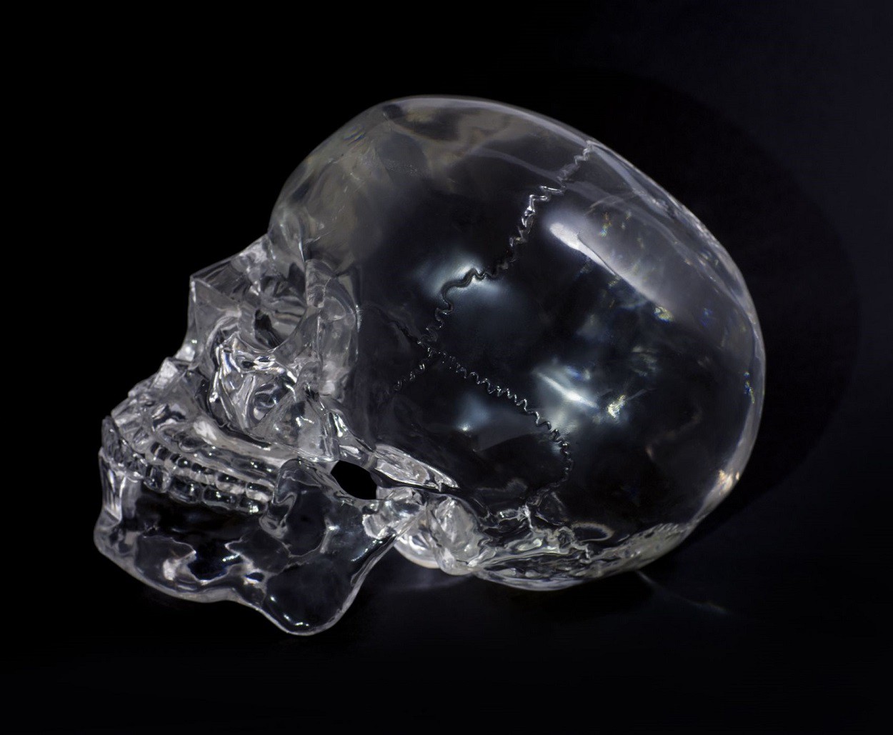 Ein Kristall Schädel, detailgetreu graviert in Bergkristall.