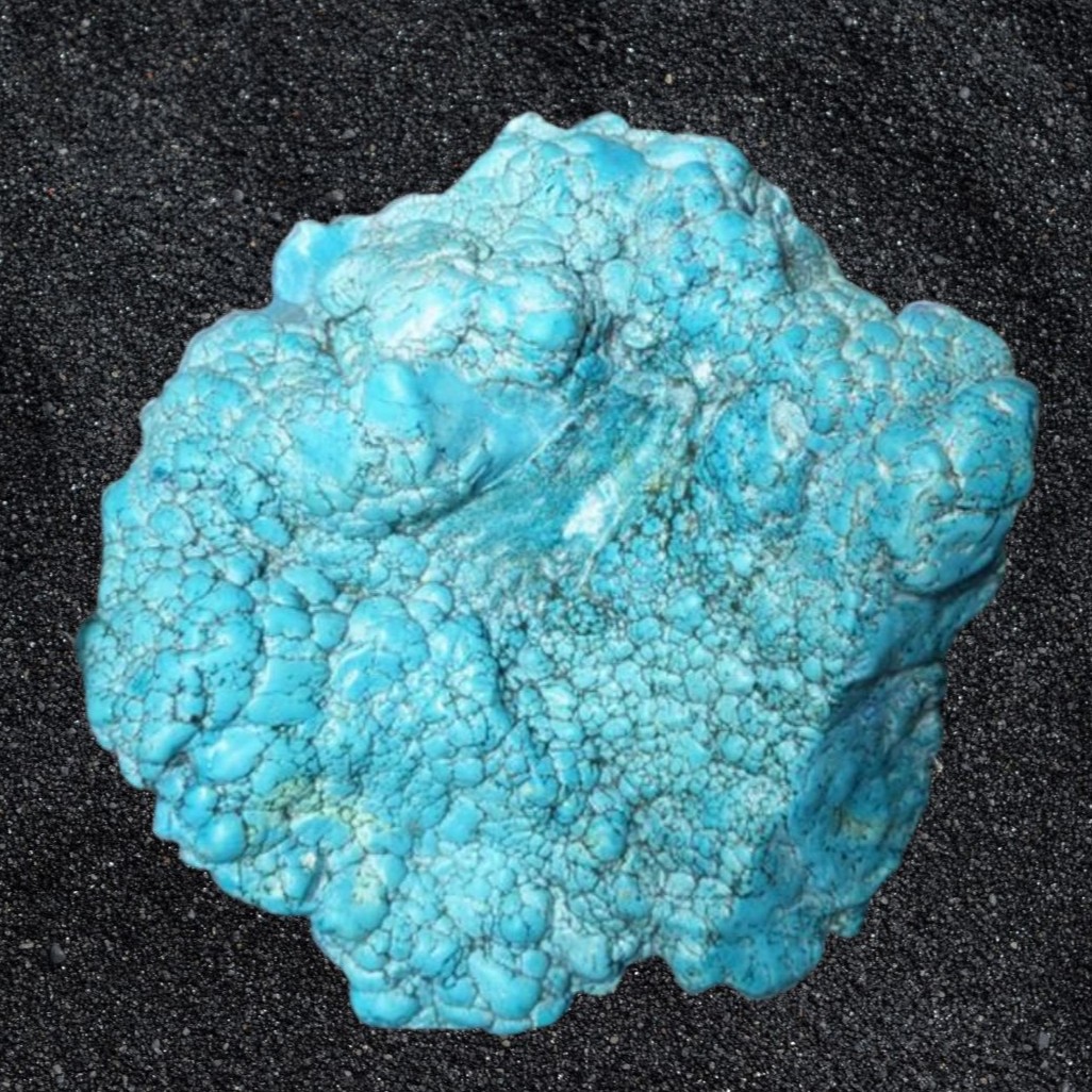 Sehr seltener, 33 kg schwerer Türkis mit unregelmäßiger, knolliger Oberfläche auf schwarzem Untergrund.