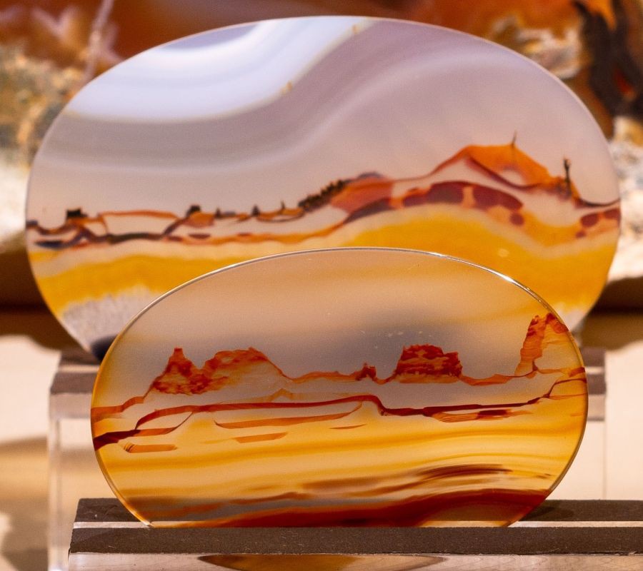 Man sieht 2 ovale Achatscheiben, auf denen man Landschaften sehen kann, sogenannte Landschaftsachate.