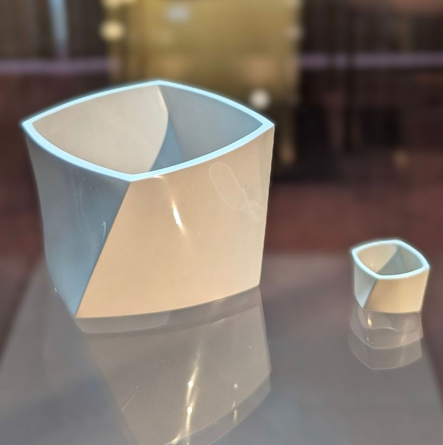 Armreif und Ring aus Kacholong mit glatter, glänzender Oberfläche und abgerundeten, quadratischen Formen