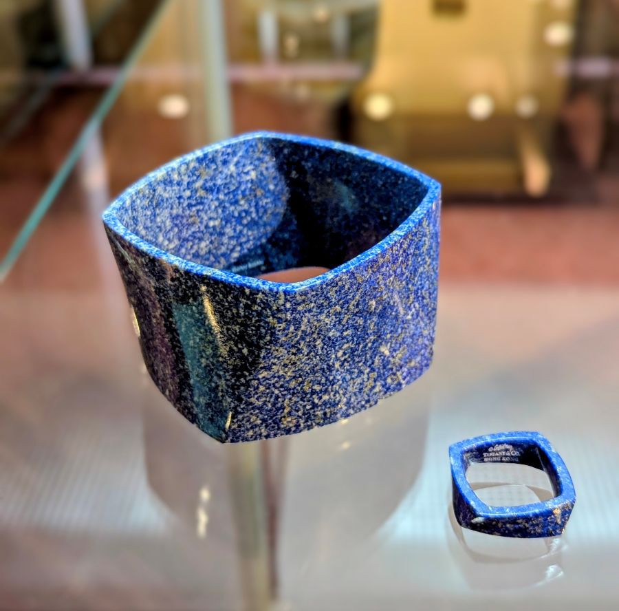 Armreif und Ring aus Lapis-Lazuli mit goldfarbenen Einsprengseln mit glatter Oberfläche und abgerundeten, quadratischen Formen