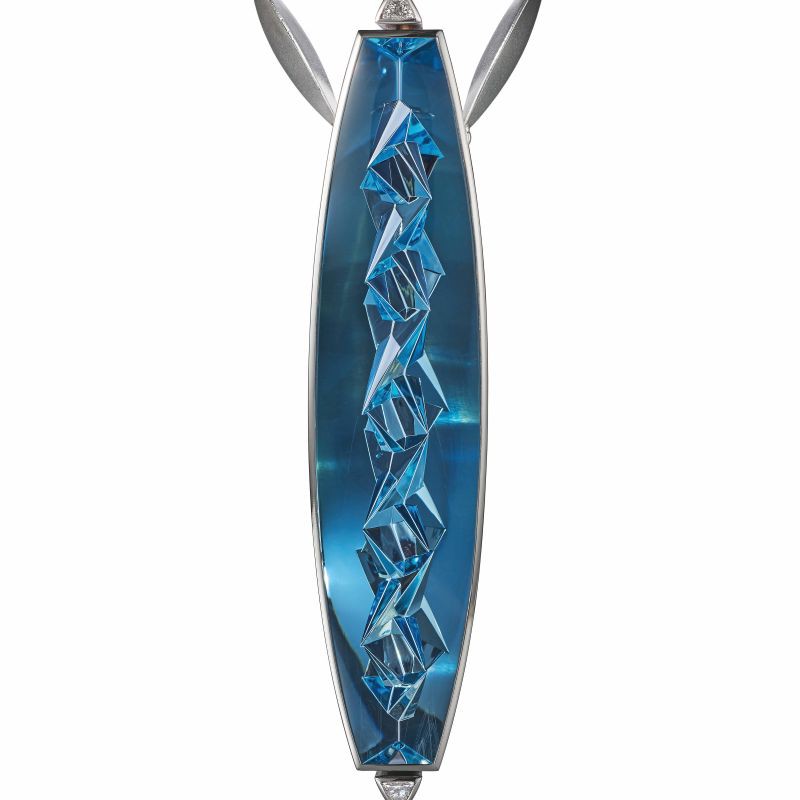 Anhänger mit länglichem, silbernem Rahmen und einem blauen, facettierten Aquamarin in der Mitte