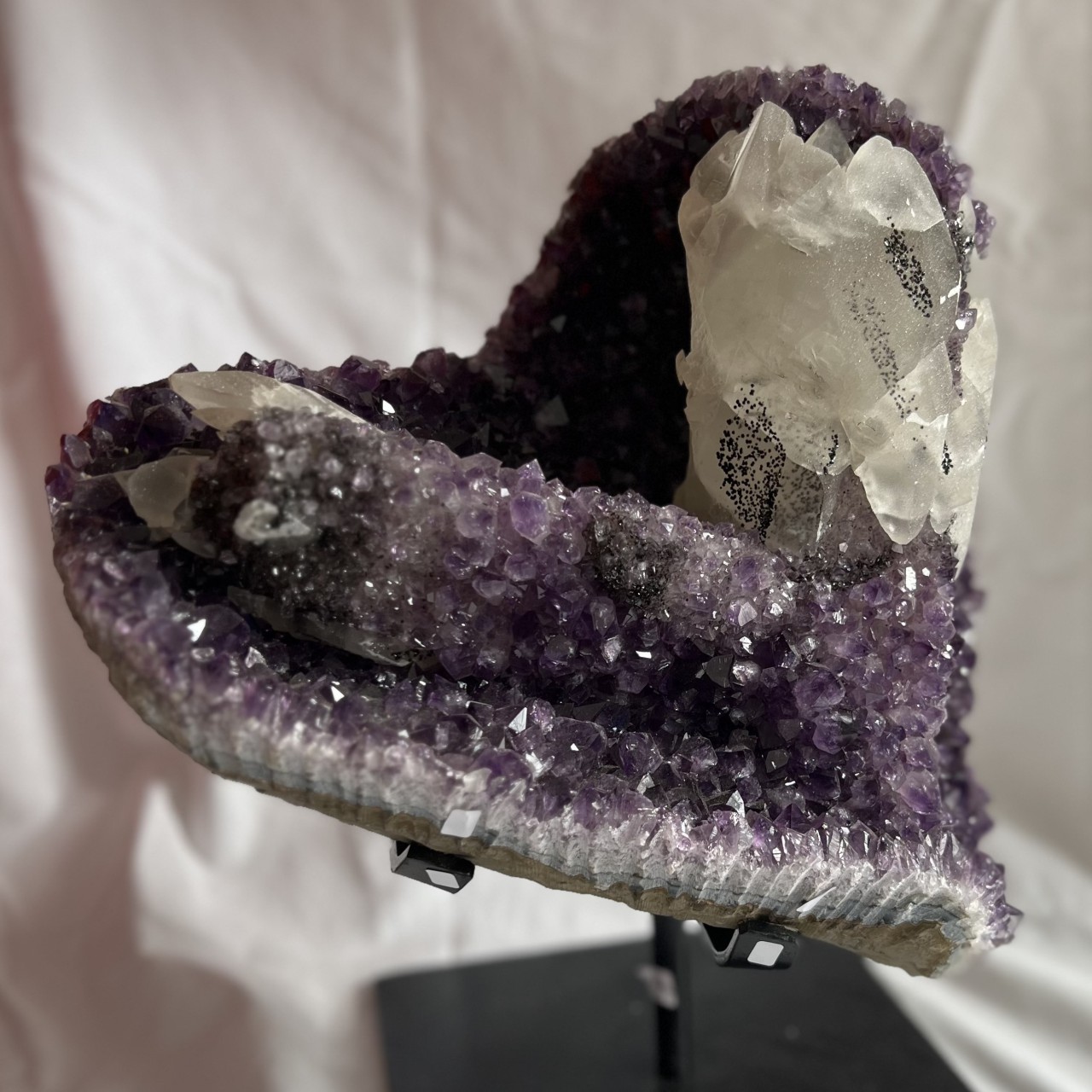 Ein Amethyst Mineral in Form eines Herzens