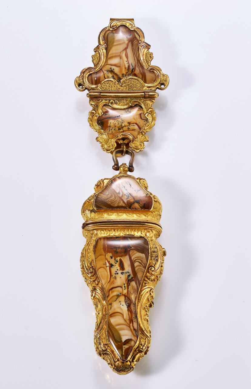 Châtelaine mit Nécessaire, Messing vergoldet, mit Nilkiesel Elementen, geschlossene Ansicht