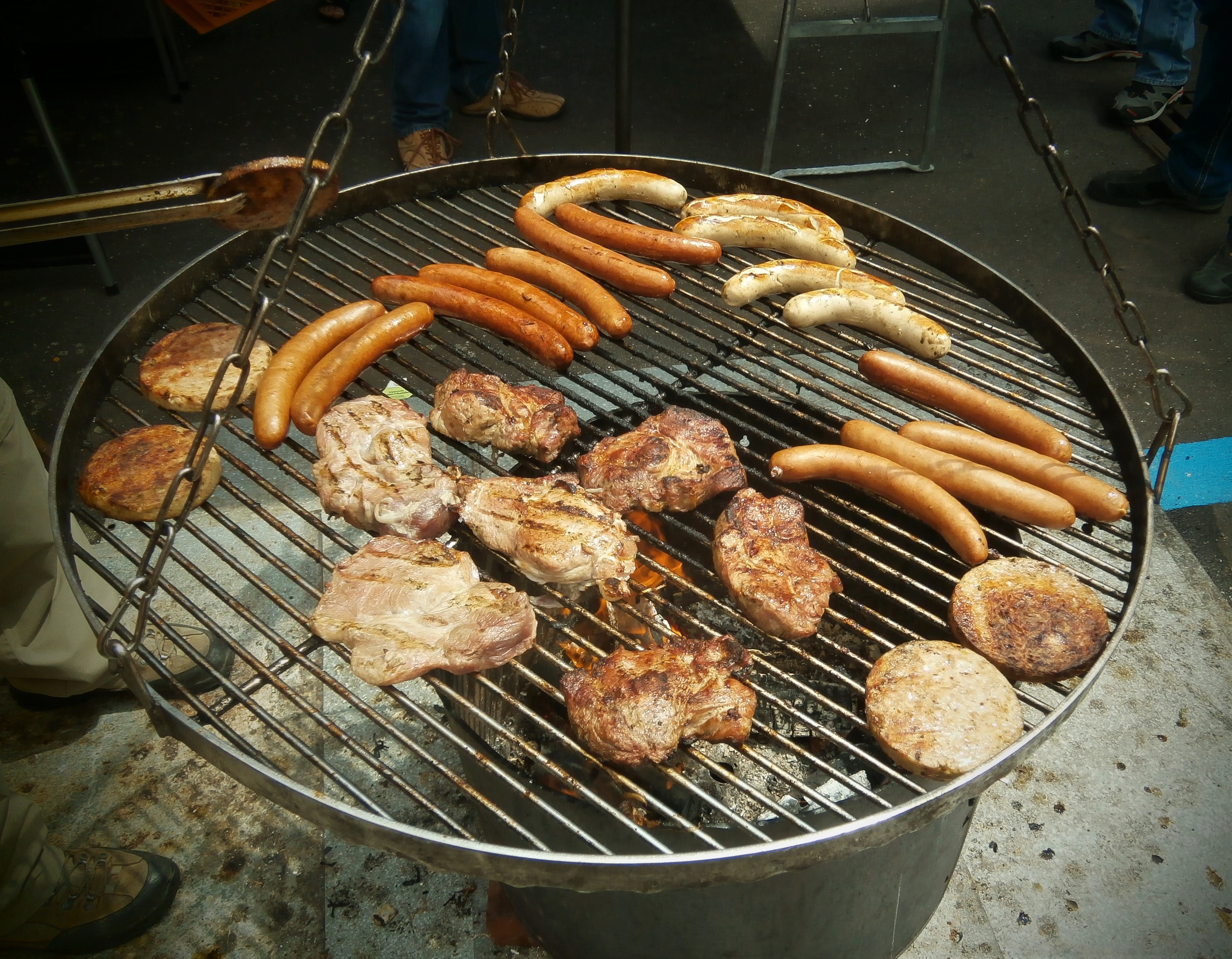 Ein Grillrost mit  Fleisch und Würstchen