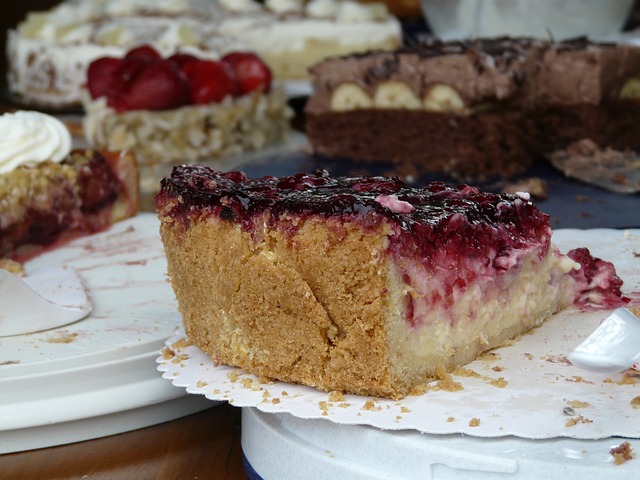 Auf einem Tisch sind mehrere angeschnittene Kuchen